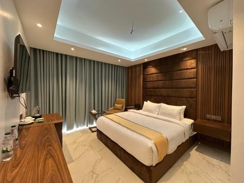 ein Schlafzimmer mit einem großen Bett in einem Zimmer in der Unterkunft Hotel Makkah in Cox's Bazar