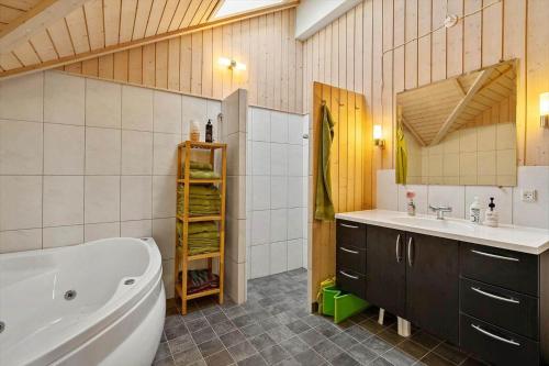 ein Badezimmer mit Badewanne, Waschbecken und Badewanne in der Unterkunft SL353 Slagelse - Dompapvej 3 in Lille Kongsmark