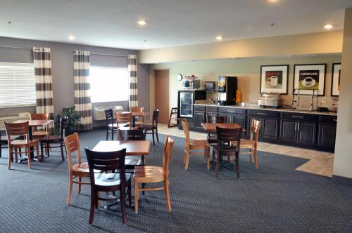 Restoran atau tempat lain untuk makan di Brookstone Lodge & Suites