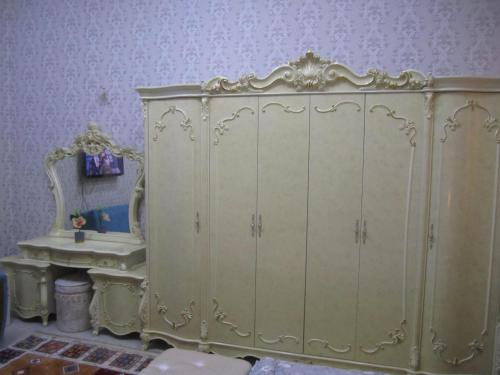 a bathroom with a large cabinet and a sink at العين الهيلي مصباح بيت 13 in Al Ain