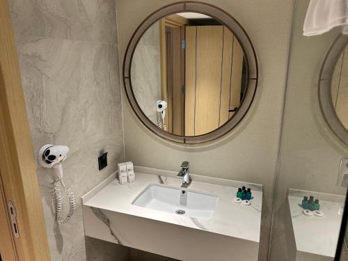 a bathroom with a sink and a mirror at Buyuk Saruhan Hotel in Manisa