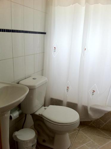 アルガロボにあるCabañas en Algarrobo Norteのトイレと洗面台を備えた白いバスルーム