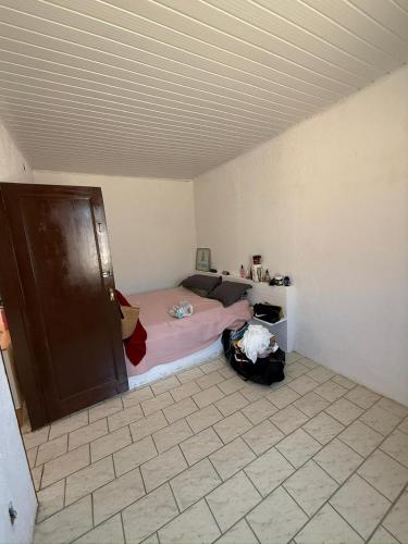 a bedroom with a bed in a room at Temporada Verão in Prado