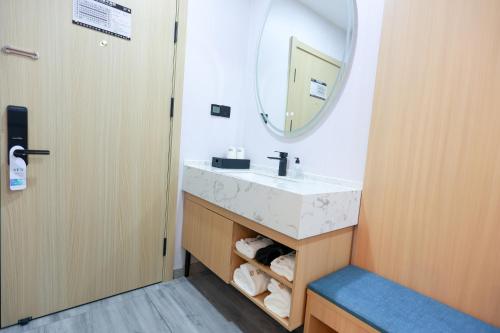 a bathroom with a sink and a mirror at 晨雷酒店 in Beijing