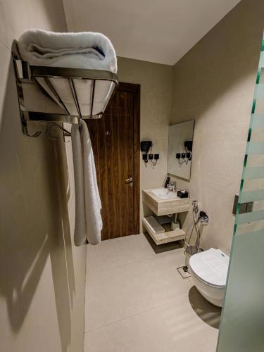 a bathroom with a sink and a toilet at Tura Residence Al Khaleej- ترى للشقق المخدومة الخليج in Riyadh