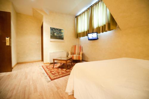 Llit o llits en una habitació de Hotel Cordón