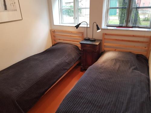 two beds sitting next to each other in a room at Kröte Nr 5 in Waddeweitz