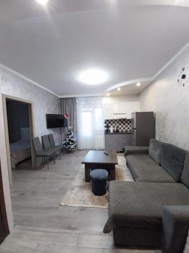 salon z kanapą i stołem w obiekcie TomHouse w mieście Cachkadzor