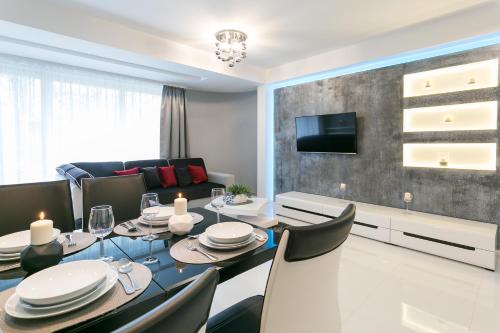 a dining room and living room with a table and chairs at VIP Apartamenty Stara Polana 2 in Zakopane