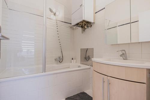 Spacious 2BR & 1LR Apartment Very Central in Vienna
