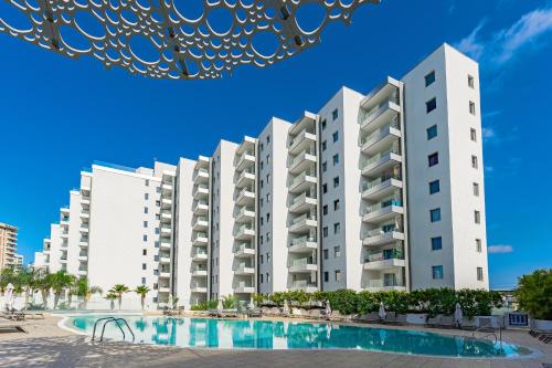 Blue Lagoon - Ocean View Penthouse with Sunset Terrace, Heated Pool, AC
