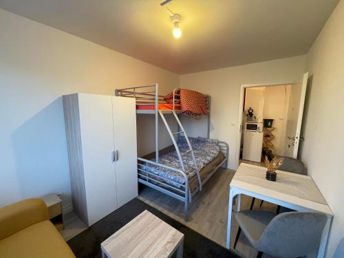 a small room with a bunk bed and a table at Einzel Zimmer Metz in Metz
