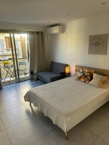 Quiet modern studio in the very heart of Nice