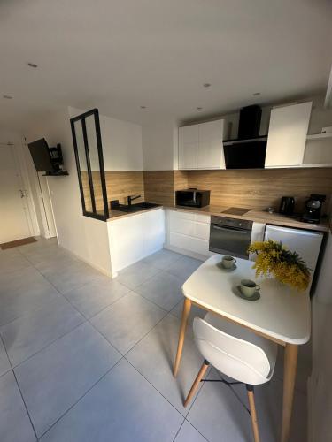 Quiet modern studio in the very heart of Nice