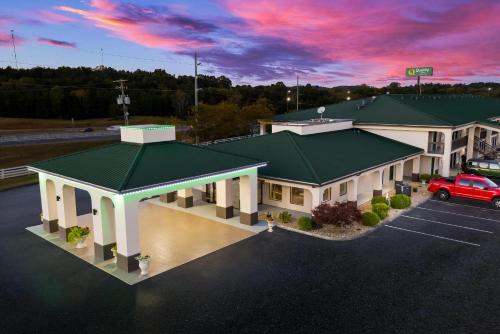 an overhead view of a hotel with a parking lot at Quality Inn Dandridge in Dandridge
