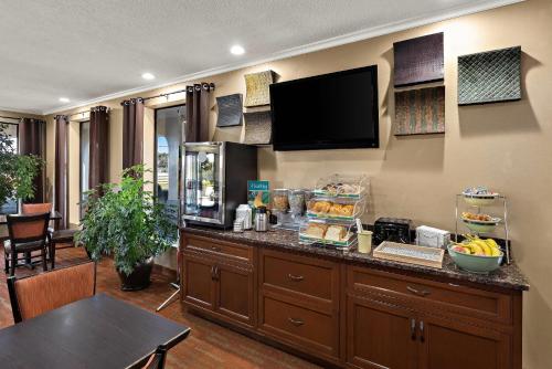 a kitchen with a counter with a television on the wall at Quality Inn Dandridge in Dandridge
