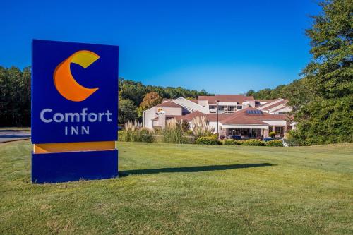 a sign for a comfort inn in front of a house at Comfort Inn Roswell-Dunwoody in Roswell