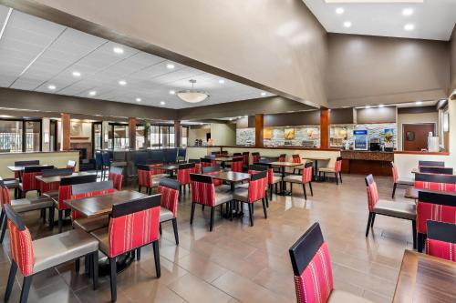 a dining room with tables and chairs in a restaurant at Comfort Inn Roswell-Dunwoody in Roswell