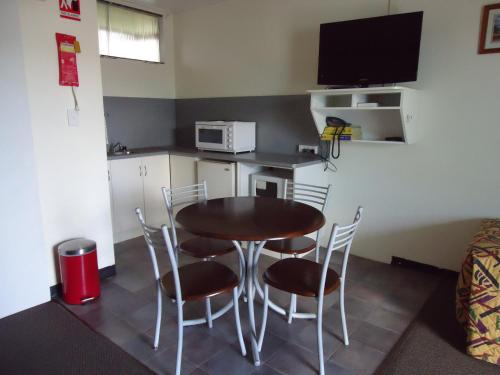 Dapur atau dapur kecil di Moondarra Motel