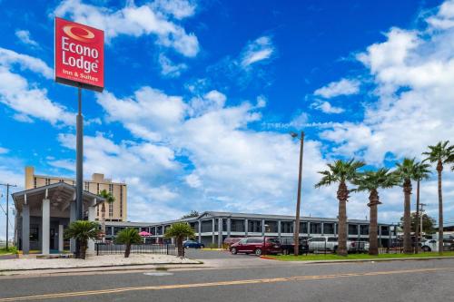 a sign in front of a hotel with palm trees at Econo Lodge Inn & Suites Laredo - Nuevo Laredo in Laredo