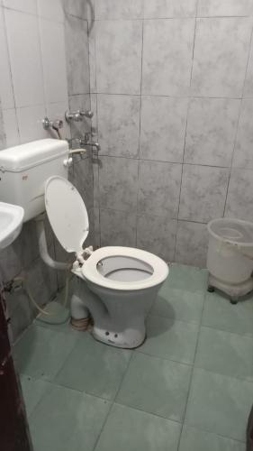 ein Badezimmer mit Toilette und Waschbecken in der Unterkunft Hotel The Height in Chandīgarh