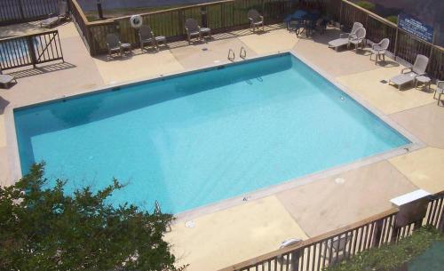 an overhead view of a large blue swimming pool at Country Inn & Suites by Radisson, Williamsburg East Busch Gardens , VA in Williamsburg