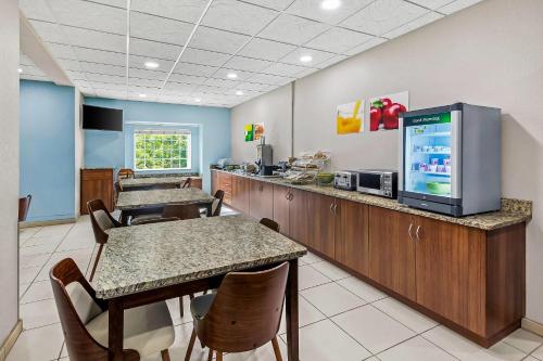 a fast food restaurant with tables and a tv at Quality Inn & Suites in Washington