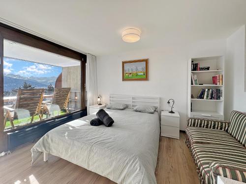 Alpine Club Retreat, Central Studio, Pool and View
