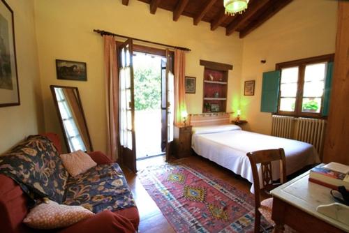 una camera da letto con un letto, un divano e una finestra di Casa Rural Iketxe a Hondarribia