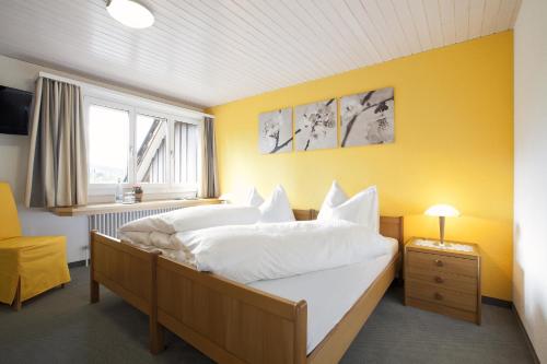 מיטה או מיטות בחדר ב-Landgasthof Wartegg