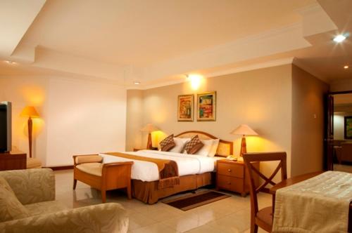 Tempat tidur dalam kamar di Grand Tropic Suites Hotel