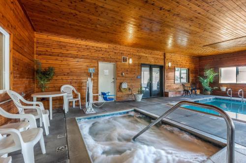 a hot tub in a room with a wooden ceiling at Comfort Inn & Suites Murrieta Temecula Wine Country in Murrieta