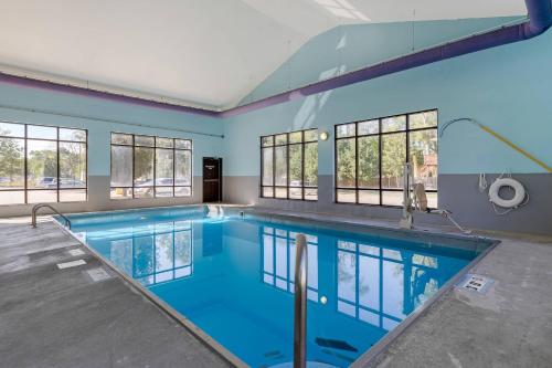 a swimming pool in a building with windows at Econo Lodge Inn & Suites Des Moines Fairgrounds Area in Des Moines