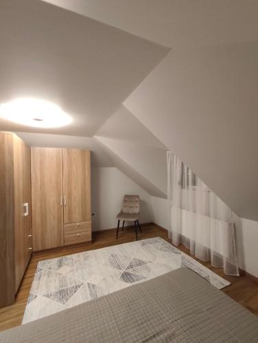Un pat sau paturi într-o cameră la Cozy City Attic