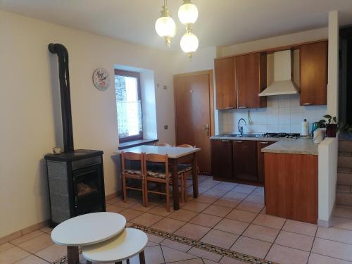 a kitchen with a stove and a table and a stove at Casa Fabiola in Longarone