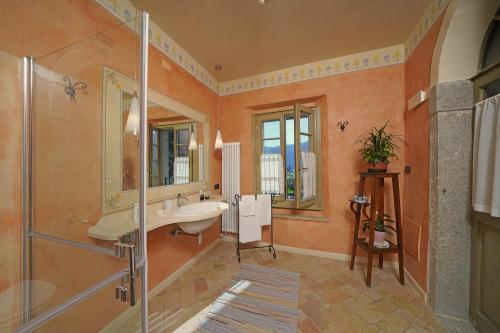 a bathroom with a sink and a shower at Agriturismo Al Lambic in Tignale