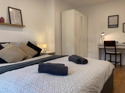 a bedroom with a bed with two towels on it at Ferienwohnung Hofliebe in Päpinghausen in Minden
