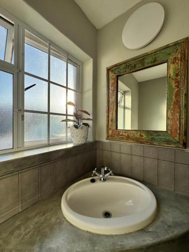 a bathroom with a sink and a mirror at Fraai Brak in Klein-Brakrivier