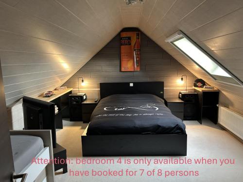 ein kleines Schlafzimmer mit Bett im Dachgeschoss in der Unterkunft Villa Tomasso in Eeklo