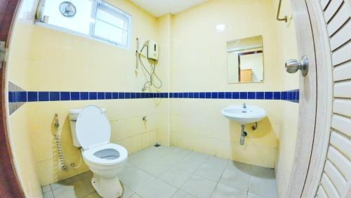 a bathroom with a toilet and a sink at เอสดี ดี พี อพาร์ทเม้นต์ in San Kamphaeng