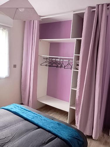 a bedroom with pink and purple walls and a bed at Loire et Vignes in Saint-Bouize