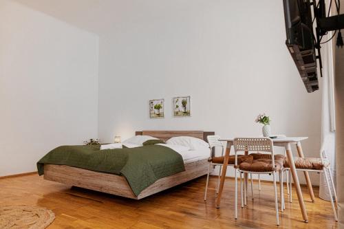 Comfy 2BR Apt, Perfect for Long Stays Near Rennweg