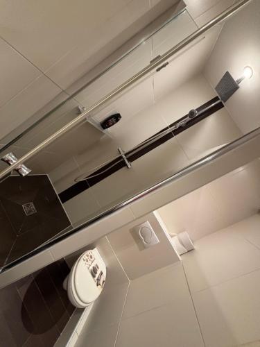 a bathroom with a mirror and a toilet at Le Cocon Nîmois in Nîmes