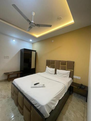 a bedroom with a large bed with a ceiling at Hotel shree shiv in Indore