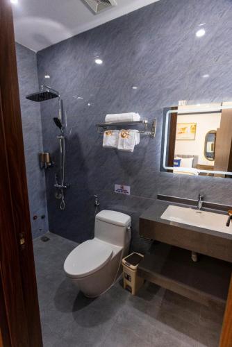 a bathroom with a toilet and a sink at Gu Boutique Hotel - Central Phan Rang in Phan Rang–Tháp Chàm