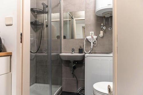 Stylish 1-Bedroom Retreat - Meidling City Center