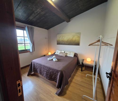 a bedroom with a bed with two towels on it at Camiño da Vieira in Padrón
