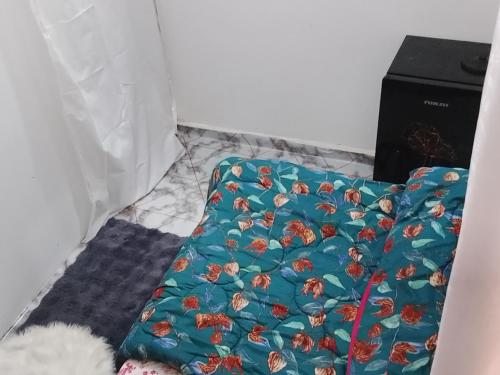 een blauwe deken met krabben erop die op een aanrecht ligt bij UJ Apartment in Abu Dhabi