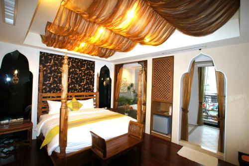a bedroom with a large bed and a large mirror at Xiu Feng in Kenting