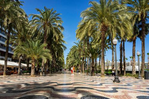 Old Town Alicante, Beach, Food & City Life